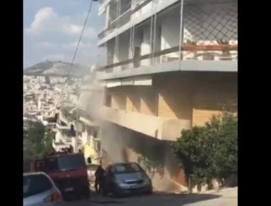 Κάηκαν δυο αυτοκίνητα σε πυρκαγιά σε γκαράζ στον Λυκαβηττό (βίντεο)